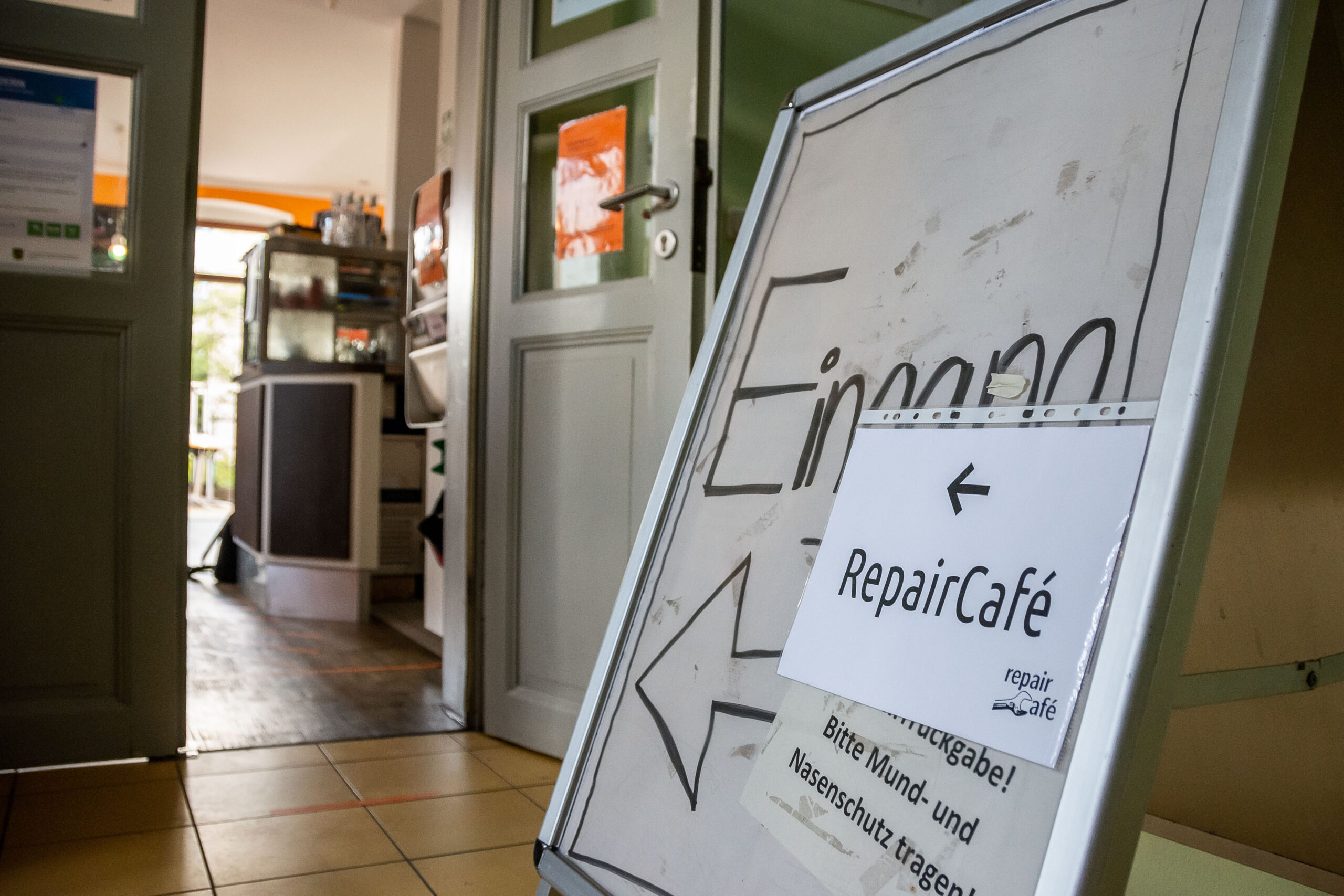 Reportagefotografie - Werbeagentur Haas: Eingang RepairCafe Dresden