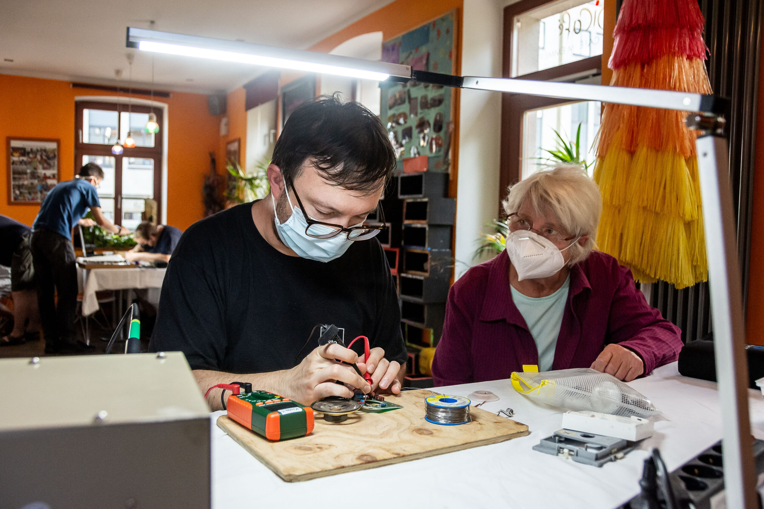 Reportagefotografie - Werbeagentur Haas: Lötstation RepairCafe Dresden