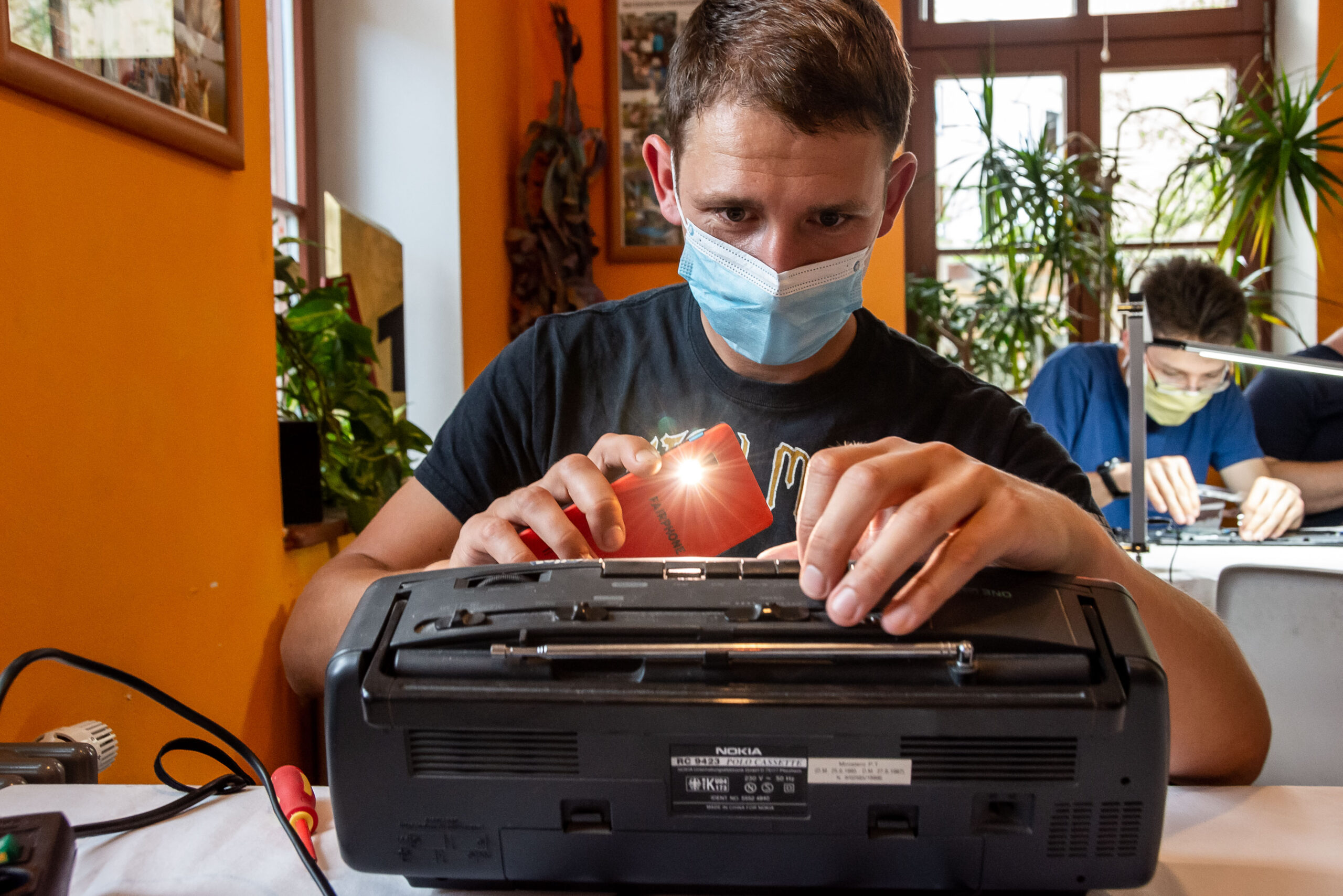 Reportagefotografie - Werbeagentur Haas: Kasettenrecorder im RepairCafe Dresden