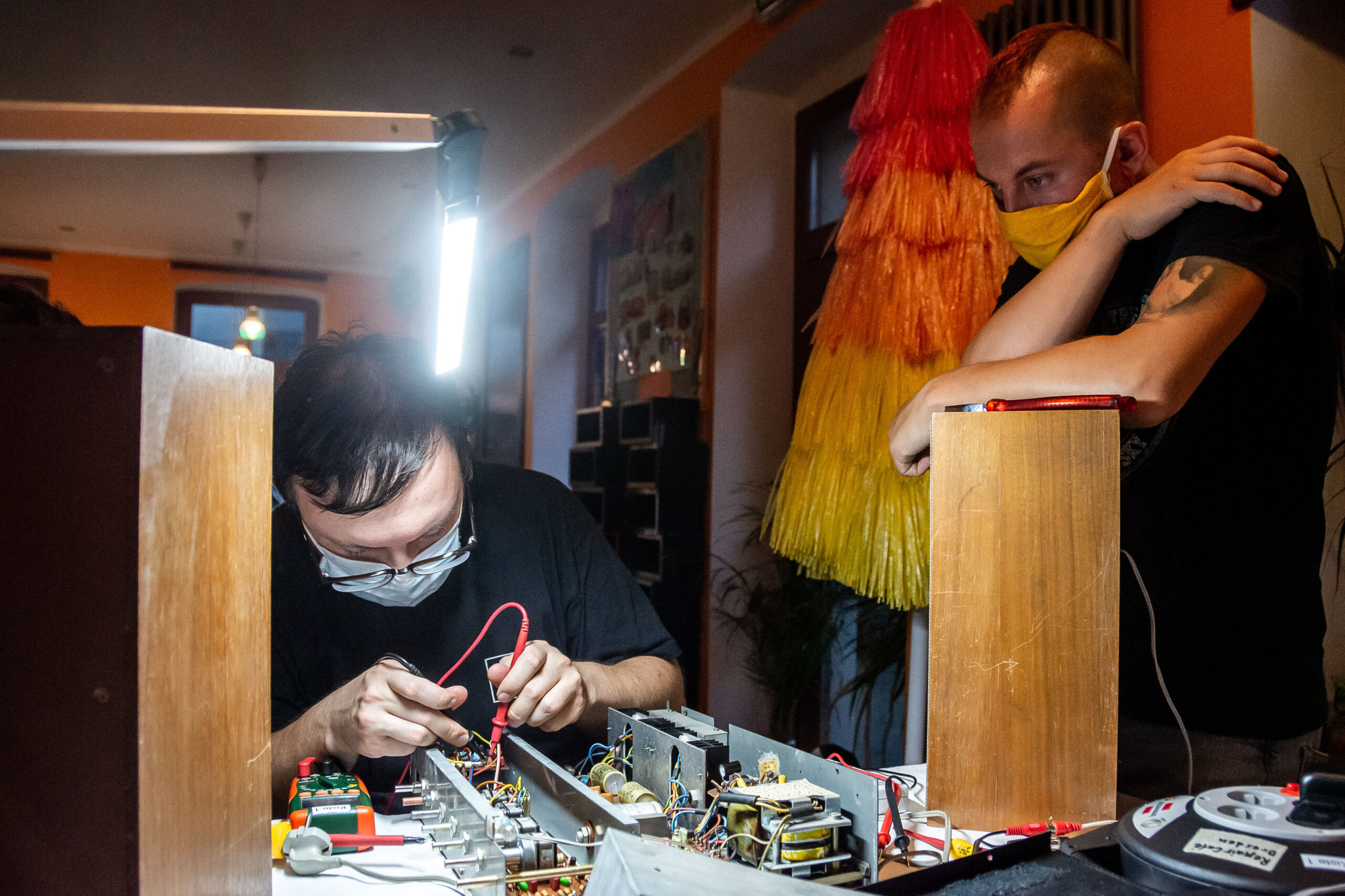 Reportagefotografie - Werbeagentur Haas: Verstärker im RepairCafe Dresden