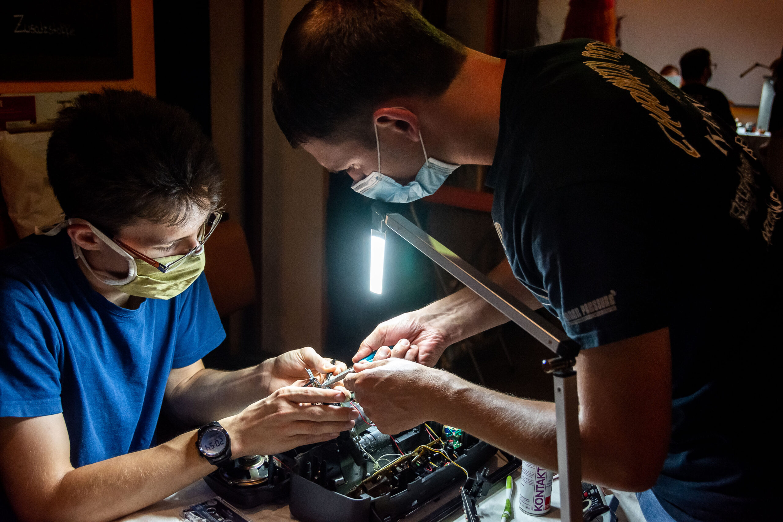 Reportagefotografie - Werbeagentur Haas: Operation im RepairCafe Dresden
